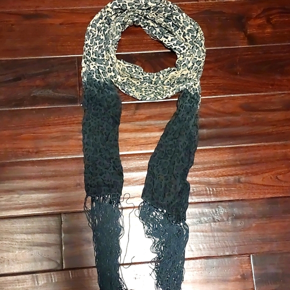 FREE with purchase scarf with fringe - Picture 1 of 1